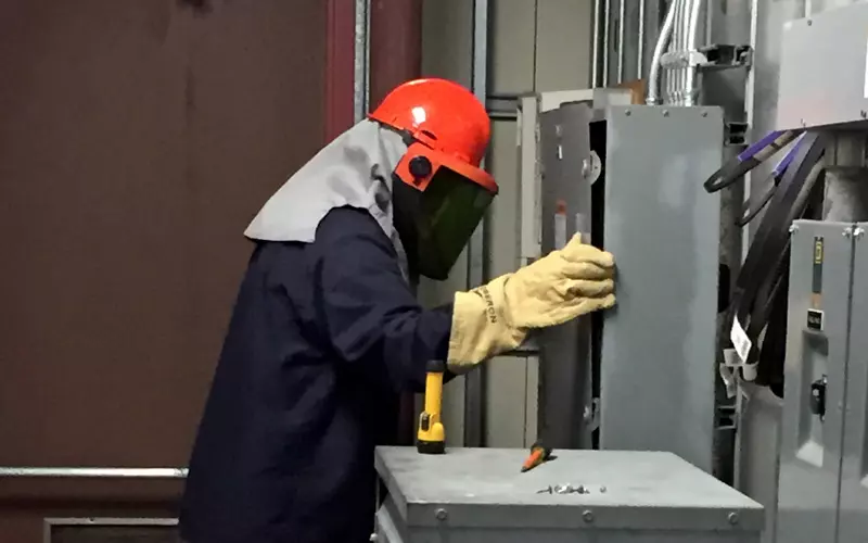 ARC FLASH SUIT - Integrated Cooling System