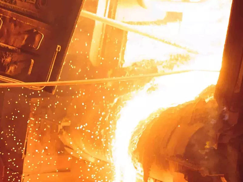 What are the risk levels for working with molten metals?