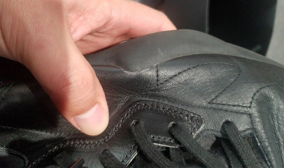 The reasons for the glue opening of safety shoes and how to reduce the probability of glue opening