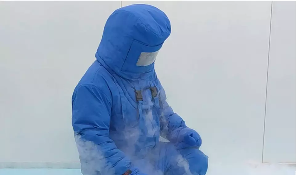 Precautions for using cryogenic protective coverall